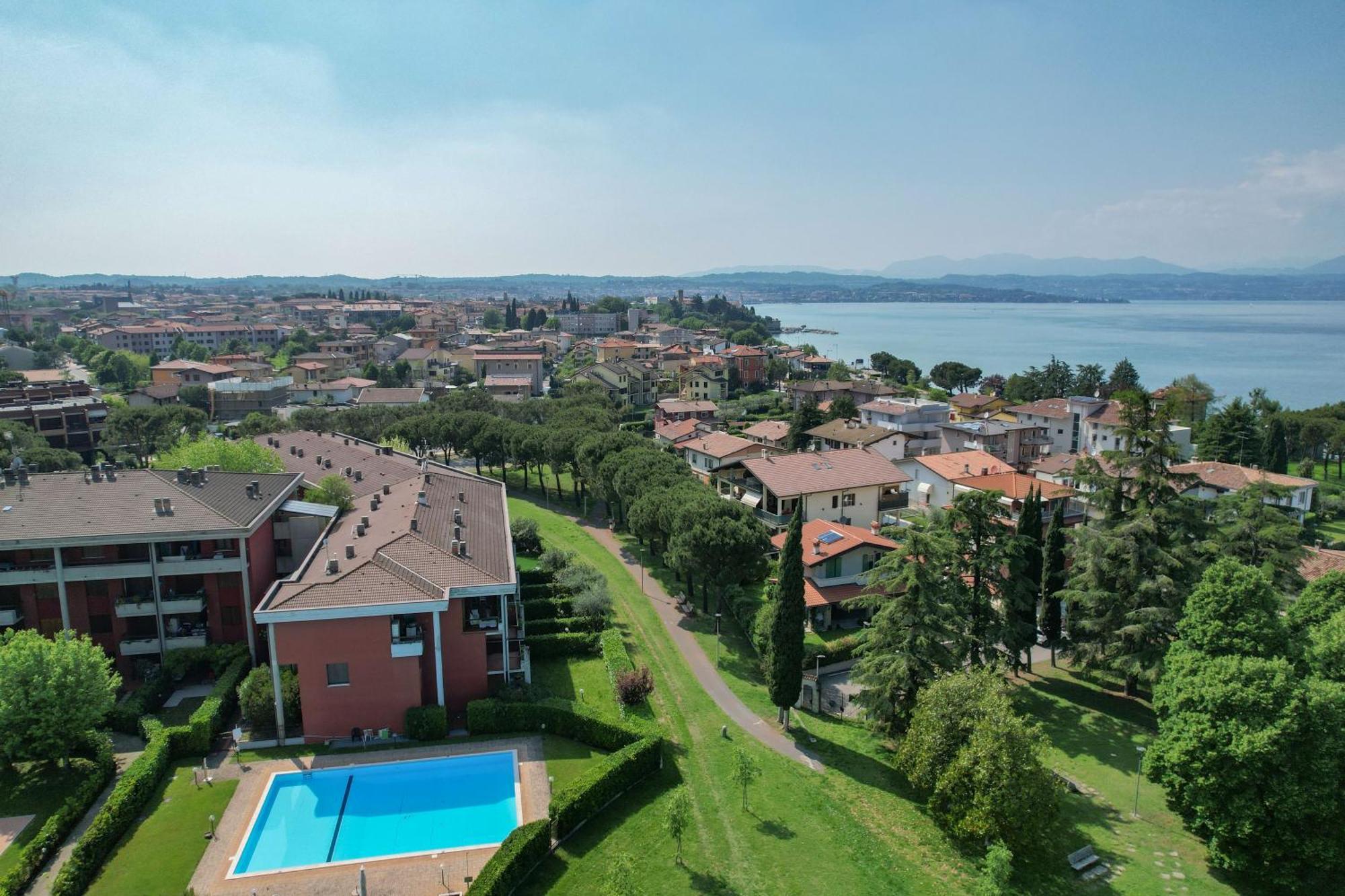 Breeze Apartment Desenzano del Garda Exterior foto