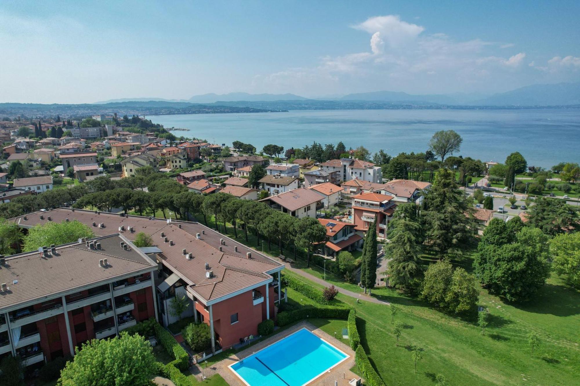 Breeze Apartment Desenzano del Garda Exterior foto