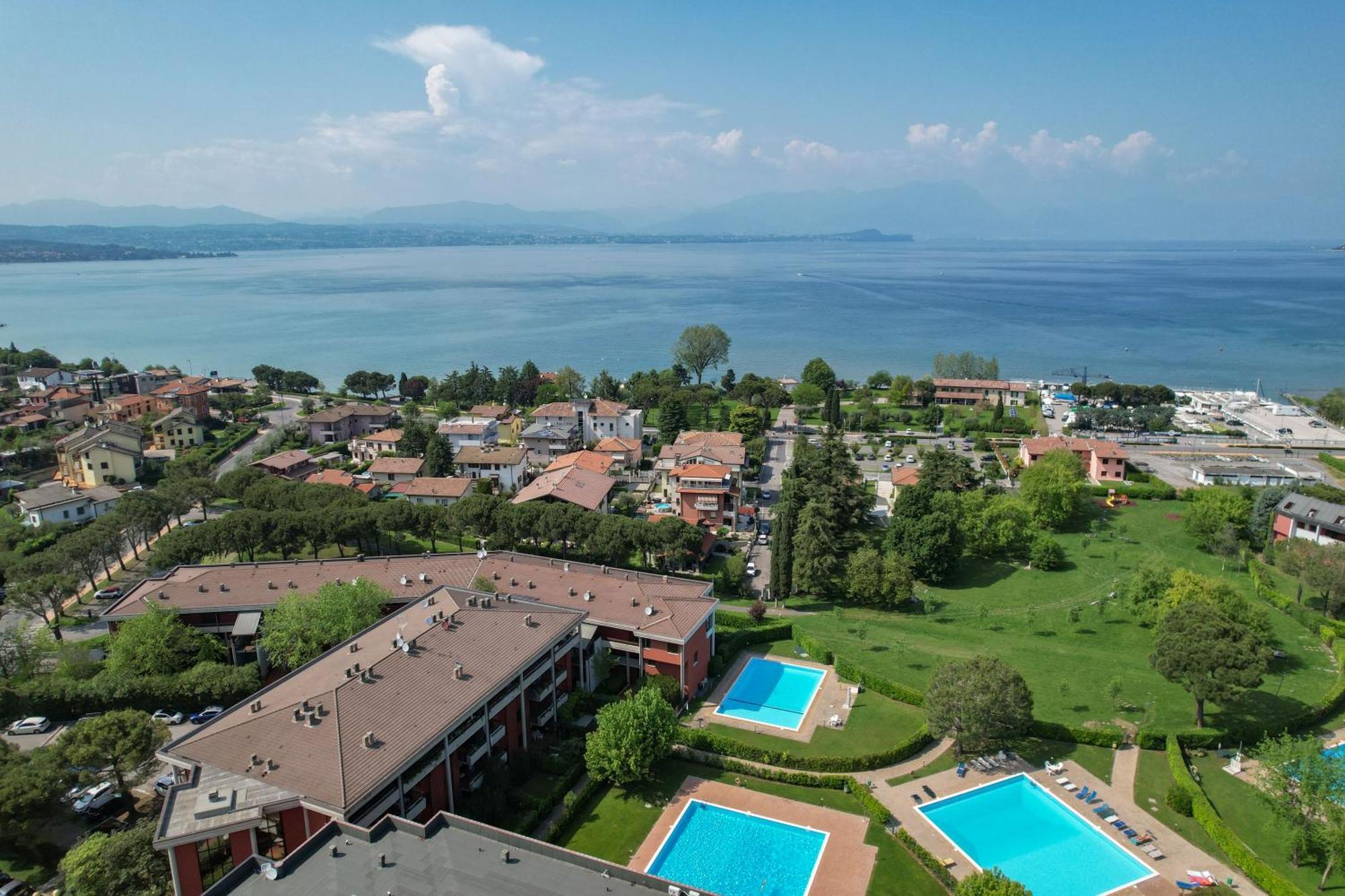 Breeze Apartment Desenzano del Garda Exterior foto